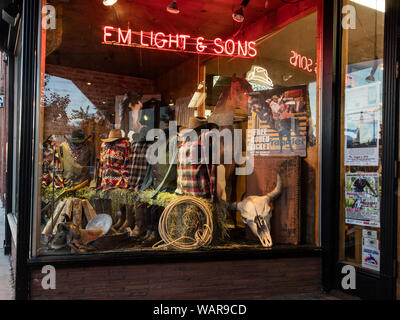 Finestra di visualizzazione della venerabile F.M. Light & Sons western-negozio di usura, fondata nel 1905 a Steamboat Springs, Colorado Foto Stock
