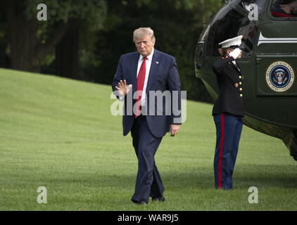 Washington, Distretto di Columbia, Stati Uniti d'America. 21 Ago, 2019. Il Presidente degli Stati Uniti, Donald J. Presidente Trump onde per la stampa come egli arriva sul prato Sud della Casa Bianca di Washington, DC in seguito alla sua partecipazione a manifestazioni a Louisville, Kentucky Mercoledì 21 Agosto, 2019. Credito: Ron Sachs/CNP/ZUMA filo/Alamy Live News Foto Stock