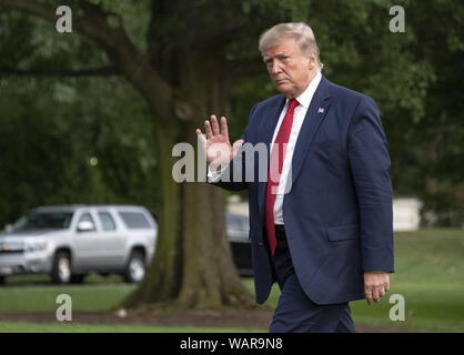 Washington, Distretto di Columbia, Stati Uniti d'America. 21 Ago, 2019. Il Presidente degli Stati Uniti, Donald J. Presidente Trump onde per la stampa come egli arriva sul prato Sud della Casa Bianca di Washington, DC in seguito alla sua partecipazione a manifestazioni a Louisville, Kentucky Mercoledì 21 Agosto, 2019. Credito: Ron Sachs/CNP/ZUMA filo/Alamy Live News Foto Stock