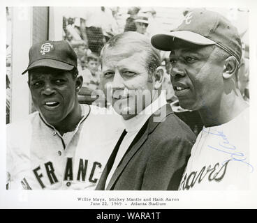 Superstar i giocatori di baseball Willie Mays, Mickey mantello e Hank Aaron posano per una foto a tutte le Star Game circal 1960s. Foto Stock