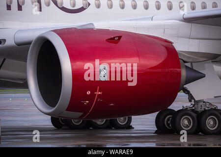 Glasgow, Regno Unito. Il 21 agosto 2019. Virgin Atlantic Airbus A350-1000 aeromobile visto all'Aeroporto Internazionale di Glasgow per il pilota di formazione. Vergine del nuovo jumbo jet vanta una straordinaria nuova "loft' spazio sociale con divani in business class e ben adornata dalla registrazione G-VLUX. L'intero aeromobile avrà inoltre accesso a internet Wi-Fi ad alta velocità. Virgin Atlantic ha ordinato un totale di 12 Airbus A350-1000s. Essi sono tutti programmati per entrare a far parte della flotta dal 2021 in un ordine per un valore stimato di $ 4,4 miliardi di euro (£ 3,36 miliardi di euro). Il velivolo anche promette di essere fino al 30% più efficienti in termini di consumo di carburante sul risparmio di emissioni di CO2. Foto Stock