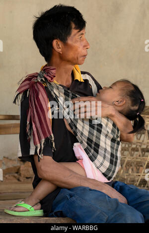 Asia, a sud-est, Laos, villaggio hmong, padre con bambino Foto Stock