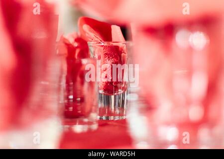 Primo piano di coloratissime decorazioni natalizie Foto Stock