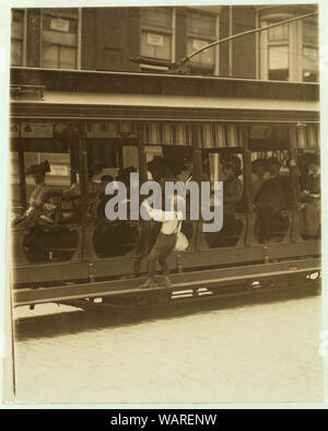 Donald Mallick, (Happy), 203 King Street. 9 anni di età, vendita di quotidiani di 5 anni. Guadagno medio 35 centesimi di euro a settimana. Vende dalla scelta. Padre, rivetto driver, $20 settimanale. Felice è ben noto personaggio in città. Quando in primo luogo ha intervistato ha dato storia di dormire in edifici rotto e un sacco di notte. Scoperto in strade alle undici di sera di notte il beccheggio spiccioli e lavorando ultimo schema della carta. Capovolge le automobili e ha sorella che è di 8 anni di età che mendica e vende carte. Ragazzo molto fantasioso, e quando ultimo visto aveva un arrugginito 5 pollici di coltello che ha detto che ha scoperto e stava giocando con lo stesso nella scanalatura. Edward F. Bro Foto Stock