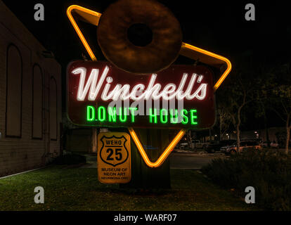 Donut shop segno al neon sul Santa Monica Boulevard in West Hollywood, California Foto Stock