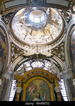 San Luigi altare e cupola di San Luigi dei Francesi chiesa in Roma, 2019. Foto Stock