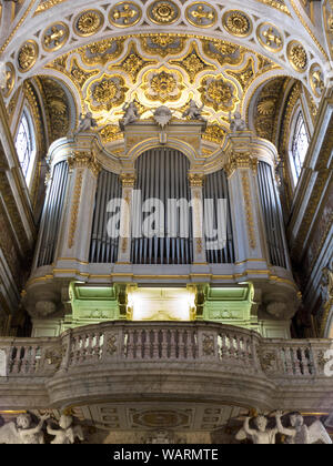 Organo a canne e coro balcone di San Luigi dei Francesi chiesa in Roma, 2019. Foto Stock