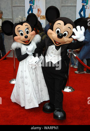 Minnie e Mickey Mouse alla premiere di Walt Disney Pictures' 'Ice Princess" tenutasi presso l'El Capitan in Hollywood, CA. La manifestazione ha avuto luogo la domenica, 13 marzo 2005. Foto di: SBM / PictureLux - Tutti i diritti riservati - Riferimento File # 33855-1549SBMPLX Foto Stock