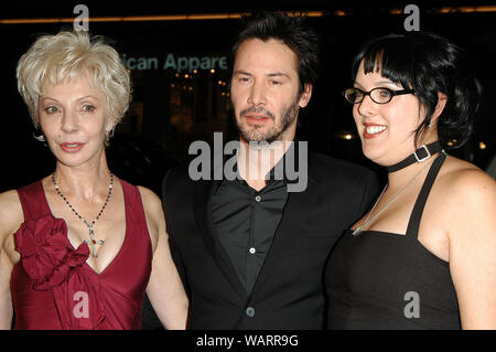 Mom Patric Taylor, Keanu Reeves e Suor Karina alla prima Mondiale di "Costantino" tenutasi presso Grauman's Chinese Theatre a Hollywood, CA. L'evento ha avuto luogo il mercoledì 16 febbraio, 2005. Foto di: SBM / PictureLux - Tutti i diritti riservati - Riferimento File # 33855-1763SBMPLX Foto Stock