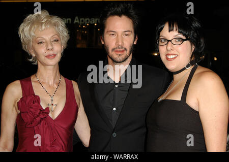 Mom Patric Taylor, Keanu Reeves e Suor Karina alla prima Mondiale di "Costantino" tenutasi presso Grauman's Chinese Theatre a Hollywood, CA. L'evento ha avuto luogo il mercoledì 16 febbraio, 2005. Foto di: SBM / PictureLux - Tutti i diritti riservati - Riferimento File # 33855-1762SBMPLX Foto Stock