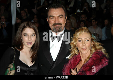 Tom Selleck, figlia Hannah e moglie Jillie Mack alla XXXI annuale di People's Choice Awards - Gli arrivi presso la Pasadena Civic Auditorium di Pasadena, CA. La manifestazione si è svolta domenica 9 gennaio 2005. Foto di: SBM / PictureLux - Tutti i diritti riservati - Riferimento File # 33855-1880SBMPLX Foto Stock
