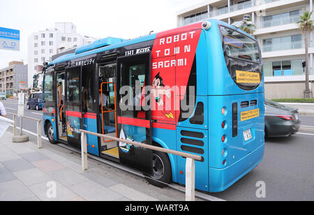 Fujisawa, Giappone. 21 Ago, 2019. Un azionamento autonomo autobus corre a fianco di Enoshima Katase spiaggia a premere anteprima in Fujisawa nella prefettura di Kanagawa, suburbana Tokyo Mercoledì 21 Agosto, 2019. Governo di Kanagawa, Odakyu elettrica ferroviaria e di Softbank SB Drive ha iniziato una prova sul campo della guida autonoma di autobus tra Katase spiaggia e isola di Enoshima attraverso la fine di questo mese. Credito: Yoshio Tsunoda/AFLO/Alamy Live News Foto Stock