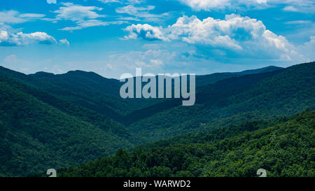 Bella Vista estiva della Appalachian paesaggio di montagna con il blu del cielo Foto Stock