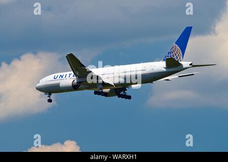 United Airlines Boeing 777-200 ER in atterraggio a Dulles Airport Foto Stock