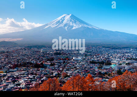 Mt. Fuji con la neve e il cielo blu colorato autumn tree con Shimoyoshida città vista dalla Pagoda Chureito Park in Fujiyoshida - Yamanashi, Giappone Foto Stock