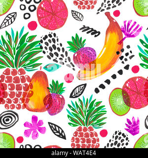 Modello senza giunture. Immagine dipinta a mano gouache acrilica. La frutta esotica ananas banana kiwi pompelmo fragola pera su sfondo bianco. Progettazione Foto Stock