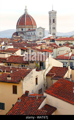 Firenze, guardando sopra i tetti per il Duomo a distanza Foto Stock