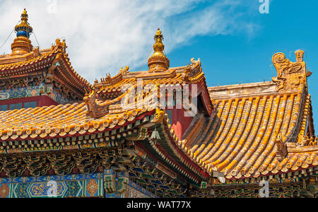 Architettura sul tetto del tempio Yonghe o tempio Lama su una soleggiata giornata estiva a Pechino in Cina. Foto Stock