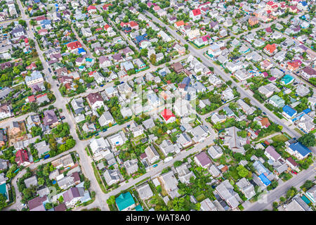 Vista aerea del quartiere in estate con alberi verdi e un sacco di case Foto Stock