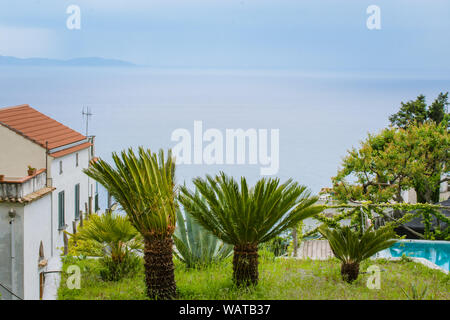 Un bel paesaggio al Mar Tirreno visto dal giardino di Villa Rufolo, nel centro storico di Ravello, Amalfi Coast di Italia Foto Stock