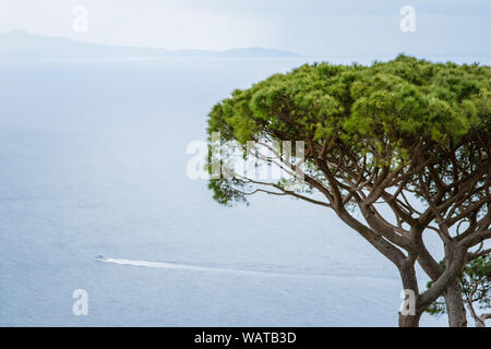 Un bel paesaggio al Mar Tirreno visto dal giardino di Villa Rufolo, nel centro storico di Ravello, Amalfi Coast di Italia Foto Stock