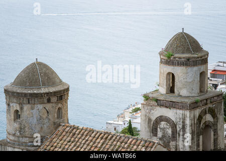 La Chiesa di SS Annunziata da Villa Rufolo costruita sopra il mare, il centro storico di Ravello, Amalfi Coast di Italia Foto Stock