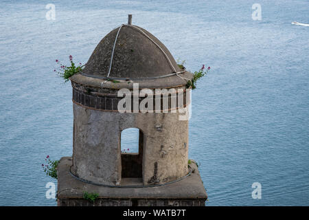 La Chiesa di SS Annunziata da Villa Rufolo costruita sopra il mare, il centro storico di Ravello, Amalfi Coast di Italia Foto Stock