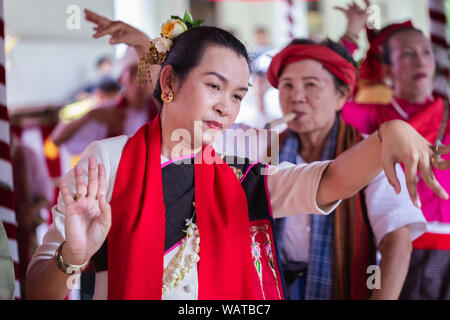 Spirito dance (Fon Phee) l anima di Lanna persone nel nord della Thailandia. La gente crede che lo spirito può porta la fertilità e la pace per la vita di tutti i giorni. Foto Stock