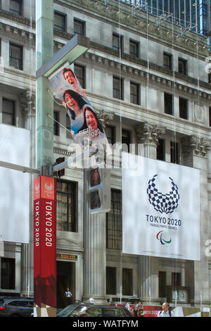 Il display con ritratti di atleti e le Olimpiadi di Tokyo e il logo paralimpico appaiono a Tokyo per contrassegnare un anno di distanza dai Giochi Olimpici del 2020. Foto Stock