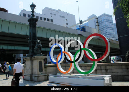 Gli anelli olimpici sono visualizzati sul ponte di Nihonbashi segnato un anno di distanza dai Giochi Olimpici e Paraolimpici Tokyo 2020. Nihonbashi, Tokyo. Foto Stock