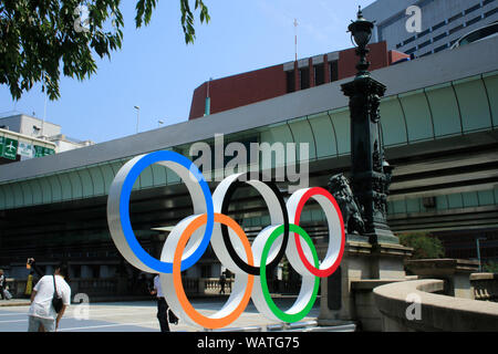 Gli anelli olimpici sono visualizzati sul ponte di Nihonbashi segnato un anno di distanza dai Giochi Olimpici e Paraolimpici Tokyo 2020. Nihonbashi, Tokyo. Foto Stock