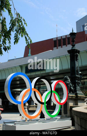 Gli anelli olimpici sono visualizzati sul ponte di Nihonbashi segnato un anno di distanza dai Giochi Olimpici e Paraolimpici Tokyo 2020. Nihonbashi, Tokyo. Foto Stock