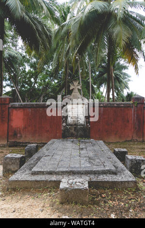 Un frammento di una vecchia tomba in un cimitero abbandonato del XIX secolo sull isola di Ross. Port Blair Andaman e Nicobar. India. Il 25 gennaio 2018. Foto Stock