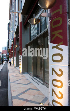 Il display con ritratti di atleti e le Olimpiadi di Tokyo e il logo paralimpico appaiono a Tokyo per contrassegnare un anno di distanza dai Giochi Olimpici del 2020. Foto Stock