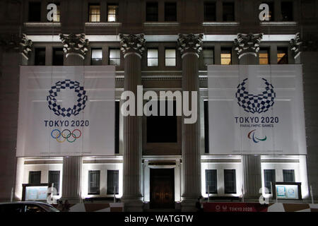 Il display con le Olimpiadi di Tokyo e il logo paralimpico appaiono a Tokyo per contrassegnare un anno di distanza dai Giochi Olimpici del 2020. Foto Stock