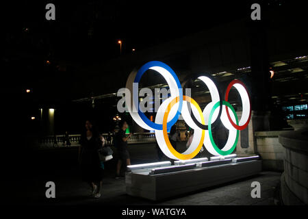 Gli anelli olimpici sono visualizzati sul ponte di Nihonbashi segnato un anno di distanza dai Giochi Olimpici e Paraolimpici Tokyo 2020. Nihonbashi, Tokyo. Foto Stock