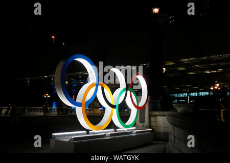 Gli anelli olimpici sono visualizzati sul ponte di Nihonbashi segnato un anno di distanza dai Giochi Olimpici e Paraolimpici Tokyo 2020. Nihonbashi, Tokyo. Foto Stock