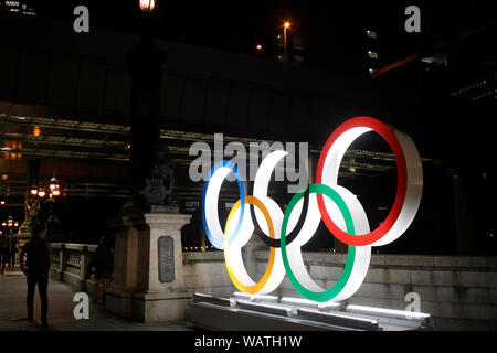 Gli anelli olimpici sono visualizzati sul ponte di Nihonbashi segnato un anno di distanza dai Giochi Olimpici e Paraolimpici Tokyo 2020. Nihonbashi, Tokyo. Foto Stock