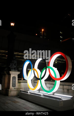 Gli anelli olimpici sono visualizzati sul ponte di Nihonbashi segnato un anno di distanza dai Giochi Olimpici e Paraolimpici Tokyo 2020. Nihonbashi, Tokyo. Foto Stock