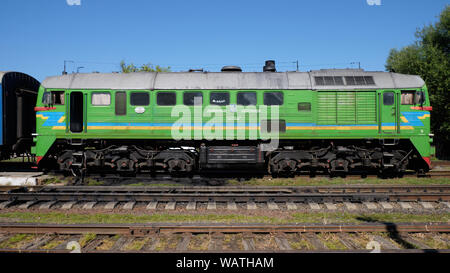 Vista laterale della Ukrainian M62 locomotiva alla piattaforma della stazione. Solotvino, Ucraina - 19 Agosto, 2019 Foto Stock