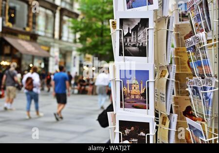 Le cartoline per la vendita a Kartnerstrasse a Vienna, in Austria Foto Stock