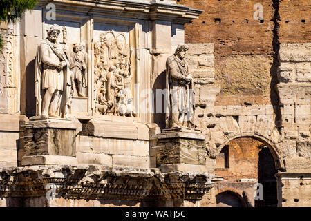 Antico Arco di Costantino Colosseo Roma Colosseo costruito nel 72 D.C. dall'Imperatore Vespacian. Arco di Costantino costruire 315 l imperatore Costantino Foto Stock