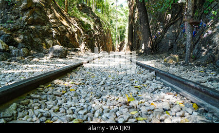 Kanchanaburi è una città ad ovest della Thailandia. È conosciuto per la Ferrovia della Morte, costruito durante la seconda guerra mondiale. Foto Stock