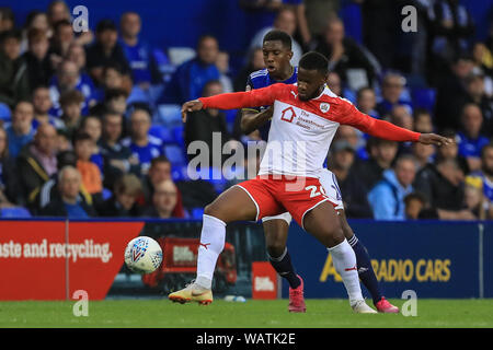 20 agosto 2019, Sant'Andrea, Birmingham, Inghilterra; Sky scommessa campionato EFL, Calcio Birmingham City vs Barnsley ; Mamadou Thiam (26) di Barnsley tiene fuori Wes Harding (2) di Birmingham City Credit: Mark Cosgrove/News immagini English Football League immagini sono soggette a licenza DataCo Foto Stock