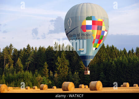 Jindrichuv Hradec, Repubblica Ceca. Il 22 agosto, 2019. I palloni ad aria calda volare durante il 23° FAI Mongolfiera campionato ceco in Jindrichuv Hradec nella Repubblica Ceca. Venti cinque candidati provenienti da undici paesi partecipano all'evento. La mattina inizia nei pressi di Jindrichuv Hradec city (136 chilometri a sud di Praga).Sulla guida fotografica Montemurro d'Italia. Credito: Slavek Ruta/ZUMA filo/Alamy Live News Foto Stock