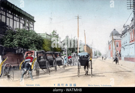 [ 1900 Giappone - Rickshaws ] - Rickshaw nella parte anteriore della Yokohama Club tedesco (istituito nel 1863) su Honcho-dori a Yokohama, nella prefettura di Kanagawa. Sulla destra è il Yokohama Post Office. Honcho-dori è anche chiamato Honmachi-dori in alcune fonti. Mappe del tempo tuttavia utilizzare Honcho-dori. Xx secolo cartolina vintage. Foto Stock