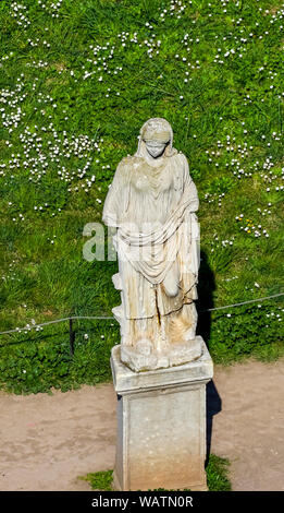 Vestale statua antica Forum Tempio di Vesta a Roma Italia dal 42 A.C. al 300 D.C. Vestali mantenuta fire Roman dea Vesta di focolare Foto Stock