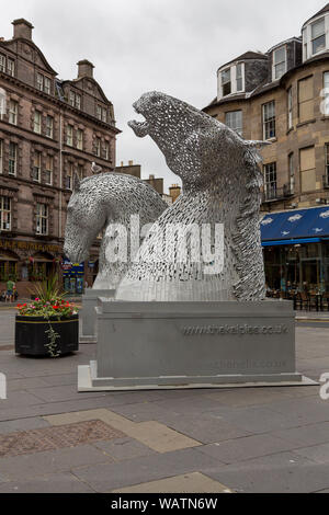 Edimburgo, Scozia -9Agosto 2015: la statua Kelpies nelle strade di Edimburgo. Queste pubblicità sono la versione gigante che si trova al di fuori della citta'. Foto Stock