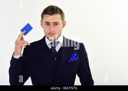 Imprenditore tenendo la carta di credito. Uomo in abito formale contiene la scheda di plastica e raccomanda di mantenere il denaro sul conto bancario. Concetto bancario. Banchiere di fiducia in Foto Stock