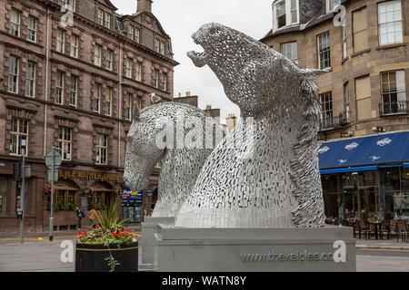 Edimburgo, Scozia -9Agosto 2015: la statua Kelpies nelle strade di Edimburgo. Queste pubblicità sono la versione gigante che si trova al di fuori della citta'. Foto Stock